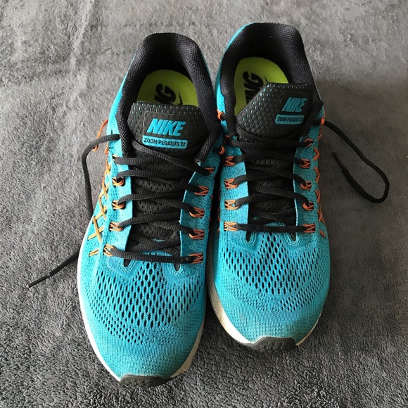 Nike shoes - Picture 2 of 4